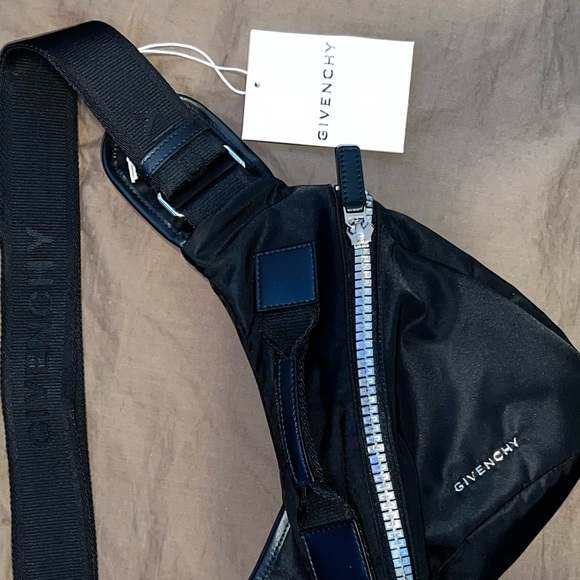 GIVENCHY
G-Zip Triangle Bag - Picture 2 of 4